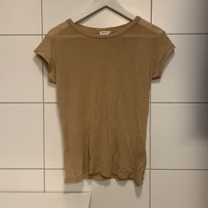 Filippa K t-shirt  - Beige t-shirt från Filippa K. Köparen står för frakten 