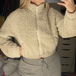 Fluffig kofta/jacka - Tjock fluffig koft/jacka från H&M i storlek XXS, jag har vanligtvis M så den passar upp till M, beror på hur man vill att den ska sitta. Jag har enbart ett linne under på bilden. Väldigt skön. Aldrig använd prislappen kvar. Originalproduktioner 249kr.