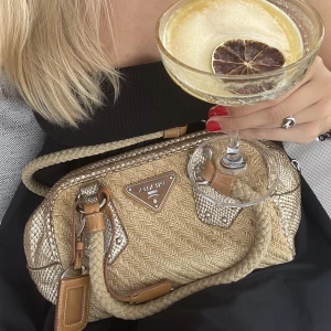 Prada väska - Jag säljer min fina och unika väska från Prada🤍Mycket fint skick. Den kommer tyvärr inte till användning längre😇