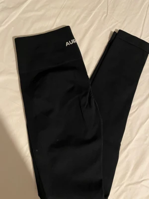 Aurola leggings - Jätte fina aurola leggings med en scrunchs på rumpan som framhäver den jätte fint. En dupe ifrån alphaletes amplify leggings som är populära på TikTok. Storlek S men materialet är väldigt stretchigt så passar även en M. Nypris ligger på 450kr