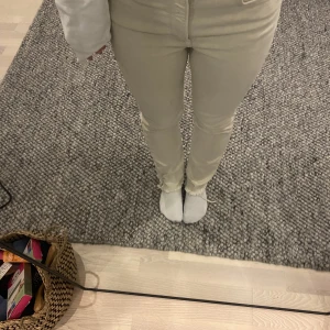 Jeans - Fina nästan helt oanvända high waist jeans från Zara. Passar mig som är cirka 160 cm. (Pris går att diskuteras)