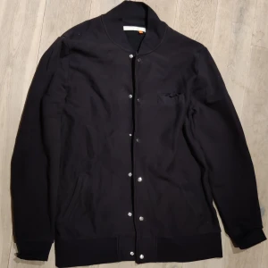 Baseballtröja från homebound  - Sparsant använd baseballtröja i bomull från homebound. Liten skada på armbågen (se bild) 