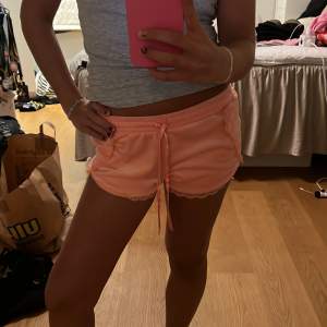 Sammet mys shorts. Så fina men har tyvärr blivit för små för mig!! Jätte beskväma!!! Korall orange/rosa