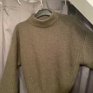 Stickad grön tröja  - Super söt stickad grön tröja från H&M. Köpte den för ett tag sen men har aldrig använt den😔 Jag är rätt lång (175) och den är lite för kort på mig, rätt croppad modell på tröjan.  Köpte den för 150kr, säljer den för 80 men priset går att ändra vid behov ❤️