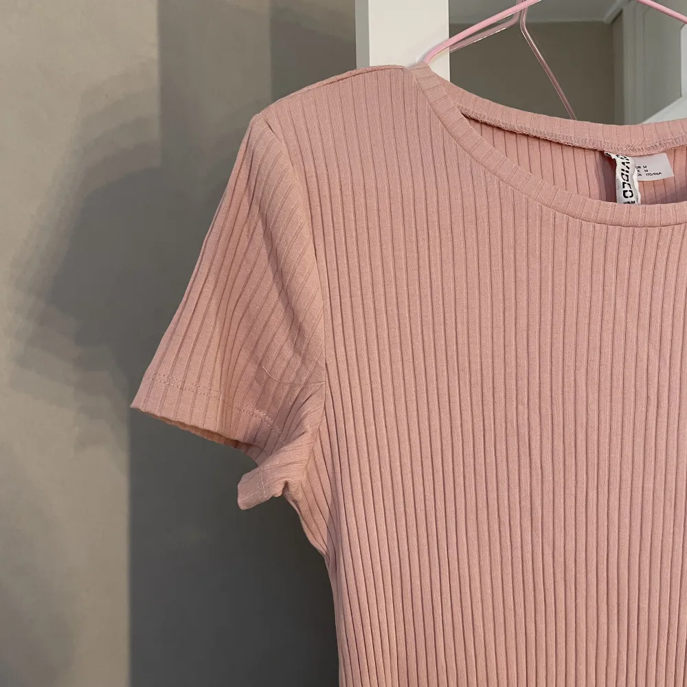 En ljusrosa tshirtklänning från H&M som inte längre säljs!! Den är i storlek M :). Klänningar.