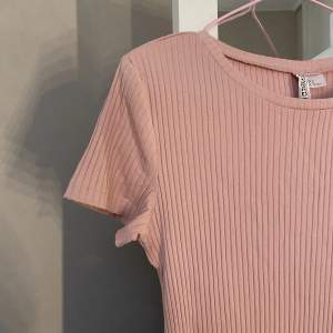 En ljusrosa tshirtklänning från H&M som inte längre säljs!! Den är i storlek M :)