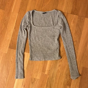 Tröja -  En jättefin grå tröja från Gina Tricot, i storlek xxs
