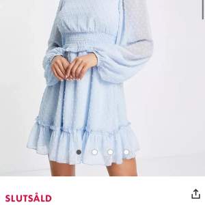 Säljer denna jätte fina ljusblåa klänningen ifrån asos, missguided💓den har inte kommit till användning och har även prislappen kvar, köpte för 399kr å säljer för 300💓💓 den är även slutsåld på asos hemsida, Köparen står för frakten!!