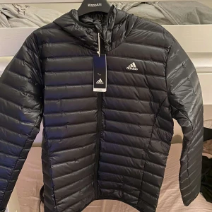 Adidas jacka - Säljer Helt nyadidas jacka i storlek M (män) Köpt från footlocker för 1099 (kvitto finns) och säljer på grund av att den sitter litet och för sent att lämna tillbaka den. Står personligen för frakten. Hör gärna av dig om intresserad.