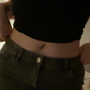 Gråa jeans - Säljer dessa gråa mom/straight jeans köpta på second hand för 400kr då dom inte passar mig längre, dom är mid waist och skulle passa nån som är ungefär 160 Bra skick, sitter mer baggy om man har ,,mindre” kroppsbyggnad.
