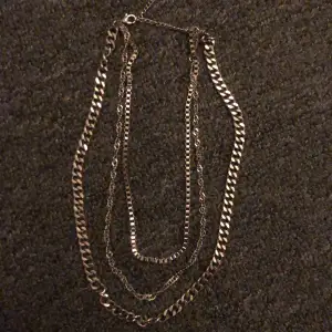 Ett silverhalsband som är 3 halsband i ett,passar båda till killar och tjejer,tveka inte på att skicka privat om du undrar något,köp inte direkt😙