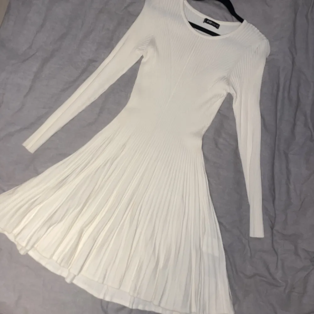 Super söt vit ribbstickad klänning i storlek M. Endast använd 1 gång, säljer pga fel storlek. . Klänningar.