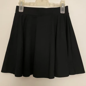 Svart kjol - Svart cirkelskuren minikjol, köpt för länge sen på Cubus, strl xs