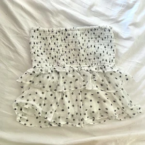 Volang kjol - Säljer denna volangkjol som inte är genomskinlig alls då den har flera lager! Fungerar även att ha som topp😊inga skador då den inte är använd🤍