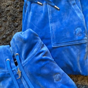 Juicy set - Säljer ett blått Juicy set. Storlek XS. Endast använt ett par gånger så i nyskick. 1000 kr för både tröja och byxor. Köparen betalar frakten. 