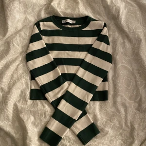 zara tröja - en snygg tröja från Zara som jag tyvärr inte använder längre. Tröjan är använd sparsamt så den är i mycket bra skick💕 skriv privat för fler bilder 