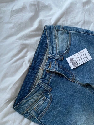 Lågmidjade JEANS - Lågmidjade jeans från B&M, i modellen kylie! De va för små för mig men de är jätte fina 😭 jag fattr inte hur man skickar tillbaka dom så säljer dom här istället ! Helt nya!