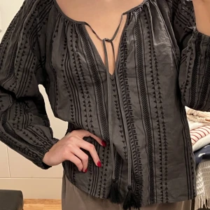Zara topp  - Fin och härlig topp från Zara. Fint knyte där fram:) 160kr+ frakt