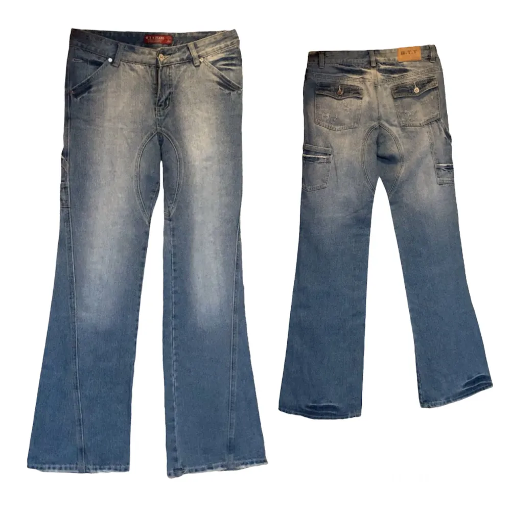 Jättefina lågmidjade bootcutjeans med cargodetaljer o fickor. Tyvärr för små så kan inte visa på! MÅTT: midja 79, innerben 80. Frakt 66 kr, dm för frågor!. Jeans & Byxor.