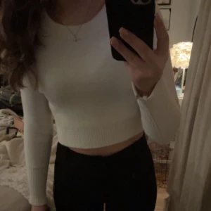 Stickad tröja från Zara - Säljer denna stickade tröja från Zara i storlek S. Hör av dig vid intresse eller frågor!💞 pris+frakt 