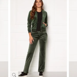 Juicy Couture set - Ett juicy couture set i färgen dark Moss. Endast använd ett fåtal gånger. Priset kan diskuteras vid snabb affär. 