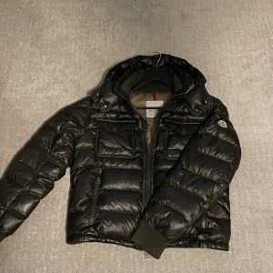Moncler Fedor Giubotto jacka  - Säljer nu min moncler Fedor Giubotto jacka. Den är i storlek 2 vilket motsvarar S/M. Den är i bra skick. Skick 8/10. Äktehetsbevis finns självklart skriv om ni vill ha bilder på det.  Hör gärna av dig om du har frågor! 