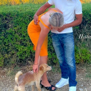 Zara klänning  - Orange/gul Zara klänning. Hittade inte så bra bilder men på första ser man hur fint den sitter i ryggen☀️🥰Endast använd 2 tillfällen storlek S 