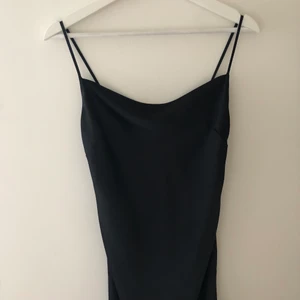 Satinklänning från Arket - En superfin klänning i satin köpt på Arket för några år sedan!💖 Den går till knäna på mig som är 170cm. Endast använd en gång och nypris 800kr Frakt inkluderad!✨