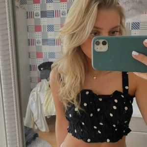 Topp - Säljer denna gulliga prickiga topp från hm! Nypris: ca 150kr 