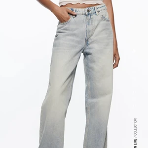 lågmidjade ljusblåa Wideleg Jeans - säljer zaras riktigt snygga lågmidjade jeans i storlek 34. Har aldrig använt dem. Nypris är 499, jag säljer för 349 💕  (kan även tänka mig byta med nån som har 32💕)