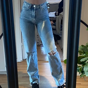 Straight jeans - Säljer nu mina fina jeans från Bikbok. De är straightleg med hål och de är endast använda en gång. Säljer de för de aldrig kommer till användning. Ordinarie pris 599kr💞💞💞💞