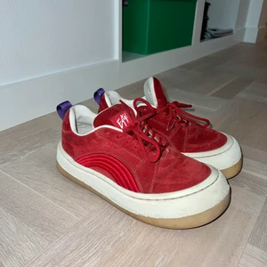 Eytys sonic suede red - Säljer mina så snygga eytys sonic suede i färgen röd! Helt slutsålda på eytys hemsida, finns nu endast second hand!Använda men trots det är mockan i princip fläckfri ❤️ strl 38, 1200kr inklusive frakt