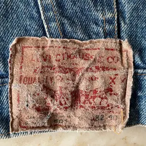 Jättefin oversize vintage jeansjacka från Levi’s. Är i jättebra skick. Jeansjackan har ett utgångspris men ifall det är flera interesserade så gäller högsta bud. Min storlek på jackor är xs/s, som referens.