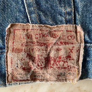 Vintage Levis jeansjacka - Jättefin oversize vintage jeansjacka från Levi’s. Är i jättebra skick. Jeansjackan har ett utgångspris men ifall det är flera interesserade så gäller högsta bud. Min storlek på jackor är xs/s, som referens.