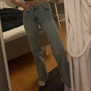 Zara jeans! - Säljer mina zara jeans i modellen wide leg stl 36 då de tyvärr har blivit för små för mig. Köpte hösten 2021 men inte mycket använda! Längden är perfekt på mig som är 172cm och har väldigt långa ben💗 frakten blir 66kr och först till kvarn som gäller!