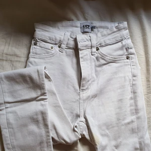 Jeans - Vita högmidjade skinny jeans från lager 157 i modellen snake. Fläck på insidan benet, osäker om den går att få bort, tror dock inte den syns så mycke när man har på sig dom<3