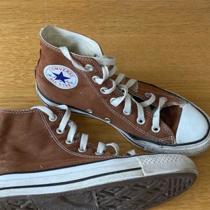 Bruna converse - Använda men i bra skick! Köparen står för frakten som tillkommer på 66kr