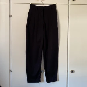 Kostymbyxor från Weekday - Säljer dessa kostymbyxor från Weekday. De är ganska löst sittade med hög midja. Storlek 36. Mycket sparsamt använda!