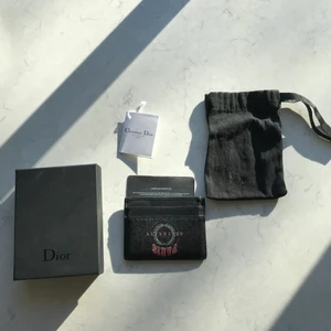 Dior Paris cardholder  - Kort hållare från dior! Har de klassiska dior printen lite gömt för en stilren men ändå flashig look. Kommer med orginalbox och alla tillbehör! Pris går att diskutera