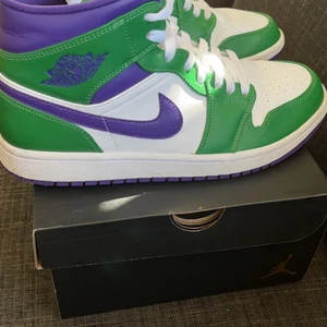 Jordan 1 mid hulk - Hej säljer ett par jätte finna Jordan 1 mid. Väldigt bra skick kom med bud. 