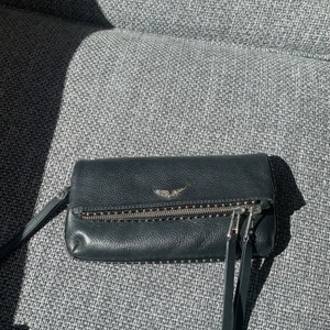 Zadig clutch - Fin clutch från zadig som jag använder som väska. Inget väskband ingår har använt från en annan zadig väska på andra bilden🙏🏼 Köpt på Zalando för 1665kr🥰