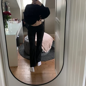 Lågmidjade kostymbyxor - Svarta kostymbyxor med låg midja! Från H&M i strl 36.