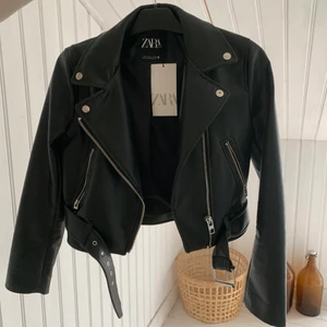 Skinnjacka - Helt ny och oanvänd skinnjacka från Zara. Jackan har inga deffekter och passar verkligen till allt. Såå snygg men kommer tyvärr inte till någon användning! 