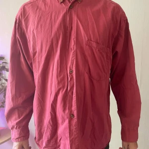 Skjorta röd JOOP!  - En röd skjorta i lite tjockare tyg av märket JOOP! Jag är 183 cm. 