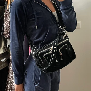 Nunoo väska - Säljer denna nunoo väska som jag beställde på Nelly för något år sedan. Den är i mocka och tror den är i storleken medium! Man får även med ett längre band som går att justera längden på, som jag har på första bilden🤍