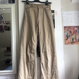 Monki byxor - Chino färgade jeans från monki, fint skick bortsett från en liten färgfläck på bakfickan