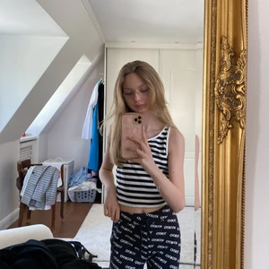 Bra fint köp - Ett fint cropat line som jag köpte på plick storlek M men jag som har sx har kan ha det blir lite stort därför säljer jag det biligt inga skador bra skick💗