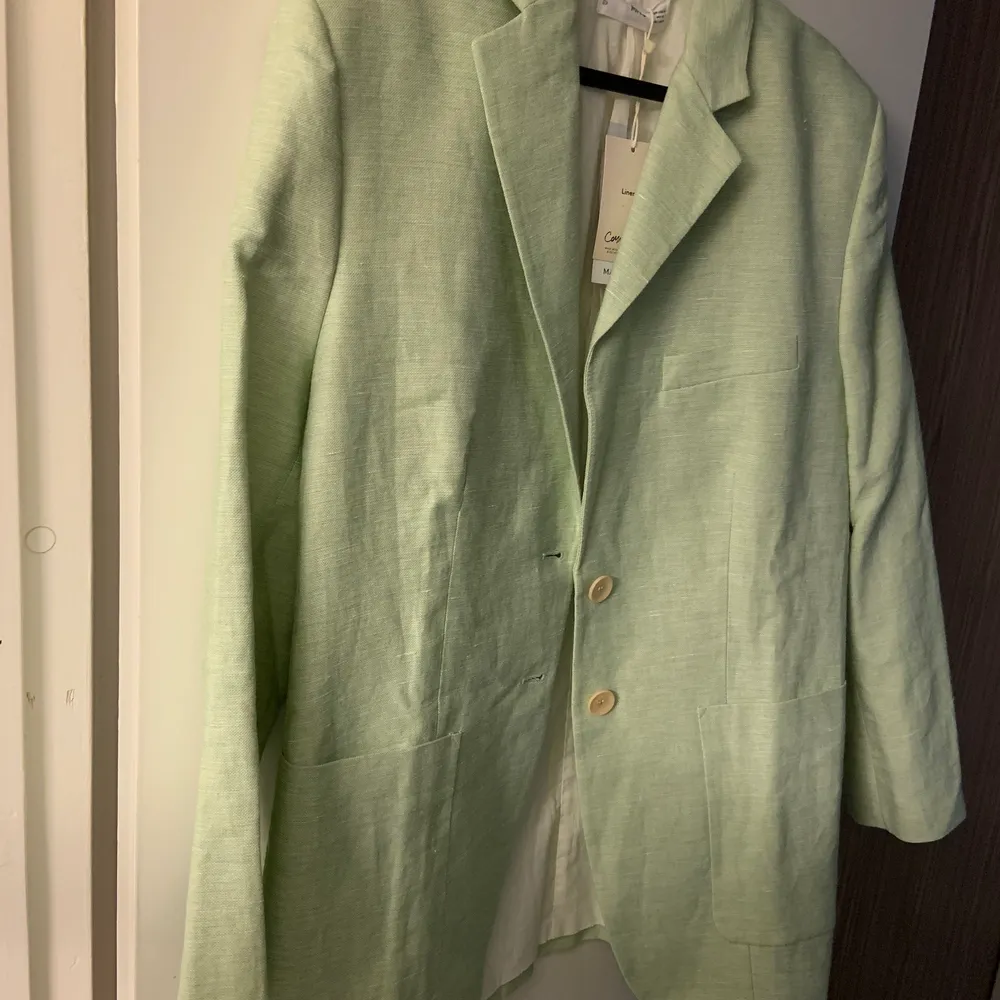Pastel green linen blazer from Mango. Brand new with tags . Kostymer.
