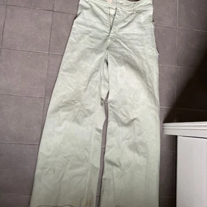 Zara jeans, storlek 32 - Ett par högmidjade mint gröna jeans från zara. Jag använde dom lite förra året men sedan dess har dom inte kommit till användning. Därför har dom lite slitningar längst ner. (Det var ett par jeans med slitningar där från början också) men det har blivit lite mer. Men de är ett par otroligt härliga och unika jeans! Skriv gärna till mig om ni har flera frågor. Orginal priset var 300kr tror jag, jag minns inte helt. 