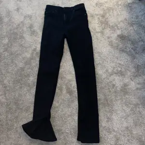 Svarta jeans med slit aldrig använda 
